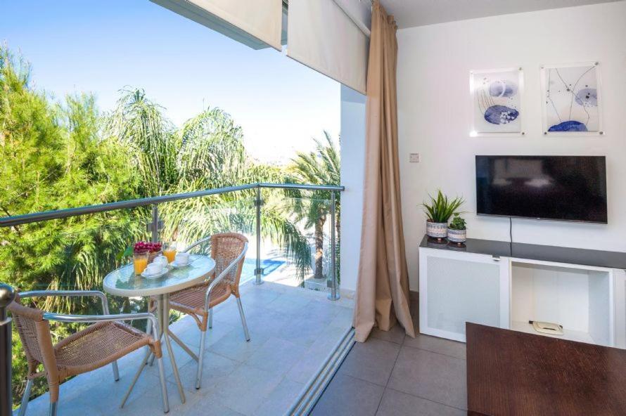 Lucile - Coralli Beachfront Apartment Paralimni Exteriér fotografie