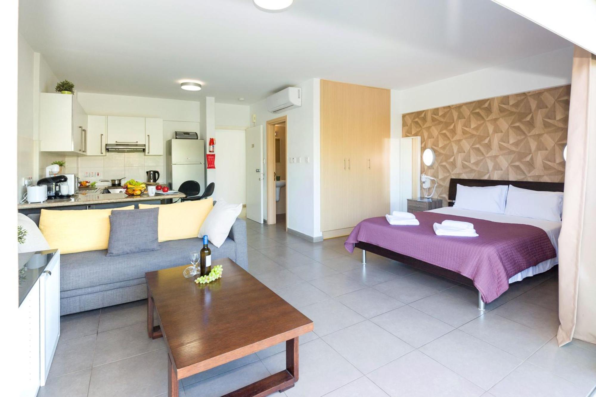 Lucile - Coralli Beachfront Apartment Paralimni Exteriér fotografie
