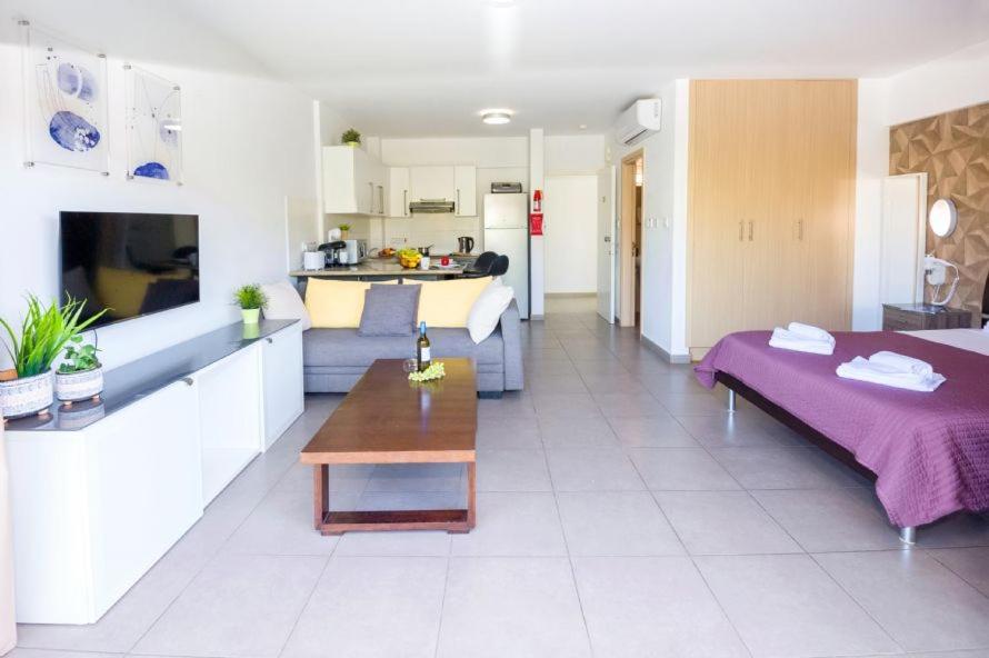 Lucile - Coralli Beachfront Apartment Paralimni Exteriér fotografie