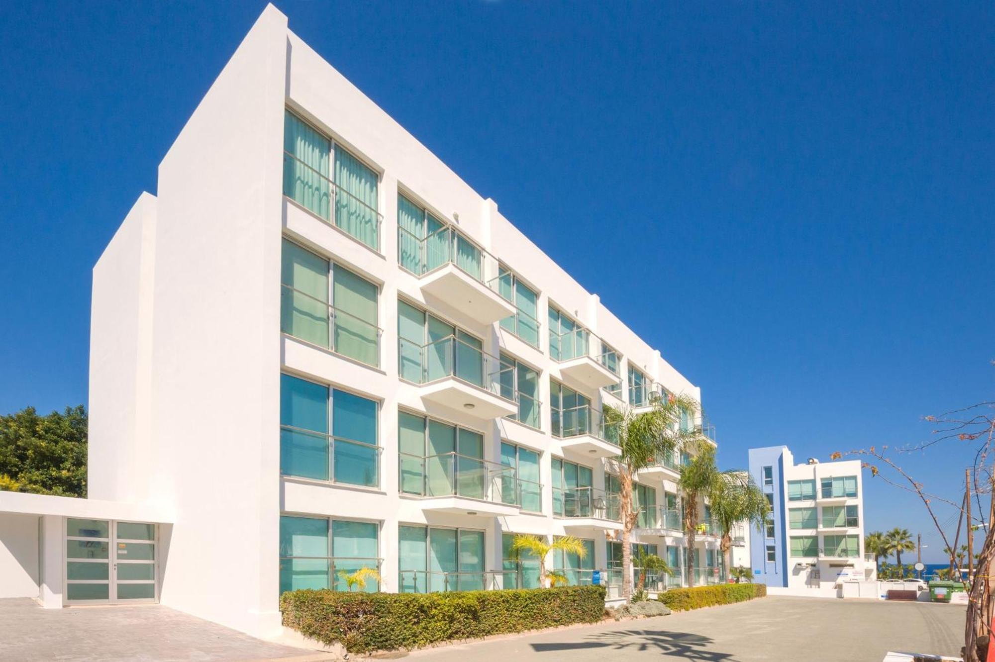 Lucile - Coralli Beachfront Apartment Paralimni Exteriér fotografie