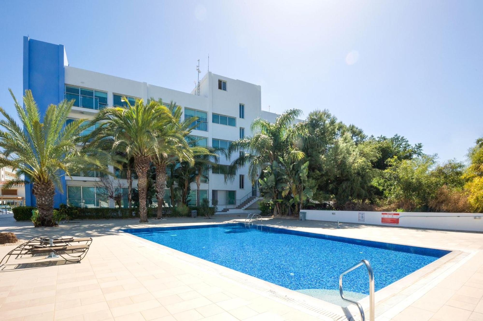 Lucile - Coralli Beachfront Apartment Paralimni Exteriér fotografie